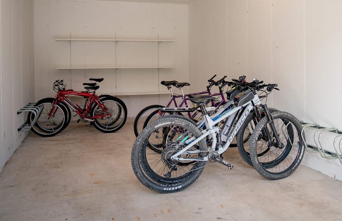 F&uuml;nf Fahrr&auml;der stehen im Fahrradraum vom Bikehotel Sonnschupfer in Schladming
