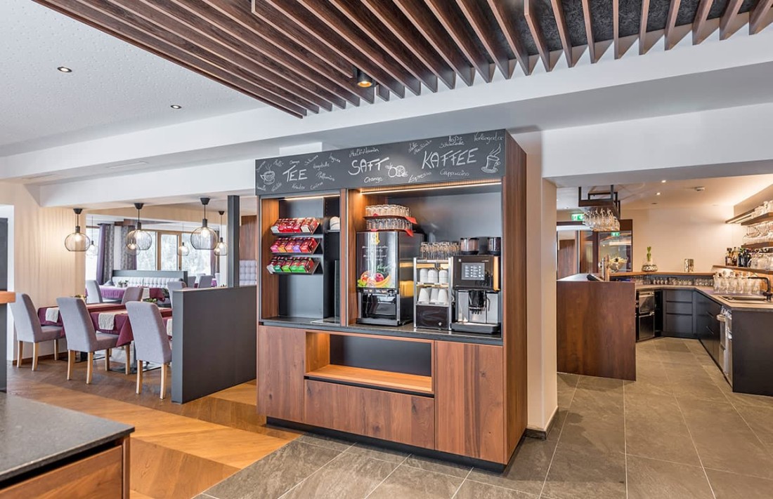 Kaffee- und Saftstation in einem modernen Hotelrestaurant mit Holzdekor