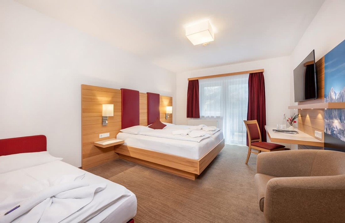 Familienzimmer Standard mit Schreibtisch und gro&szlig;em Fenster