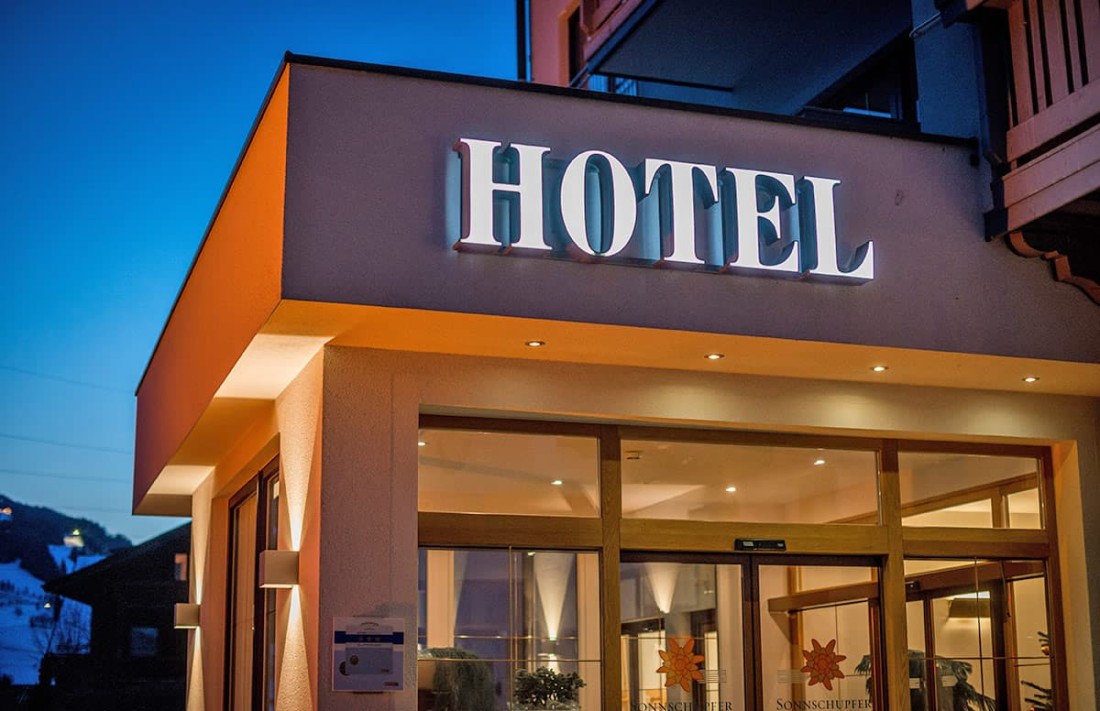 Beleuchtetes Hotel Sonnschupfer in Schladming in der D&auml;mmerung