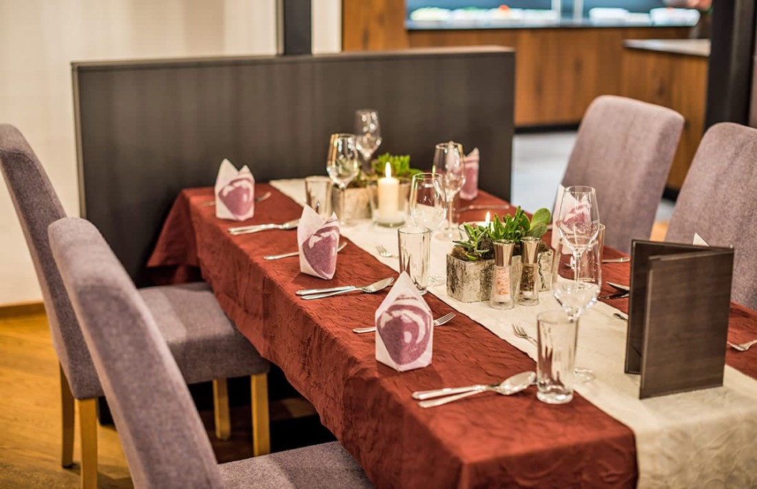 Elegant gedeckter Tisch mit dekorierten Servietten und Kerzen in einem Restaurant