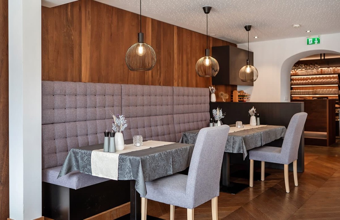 Gem&uuml;tliches Restaurant mit Holzw&auml;nden und stilvollen Sitzpl&auml;tzen