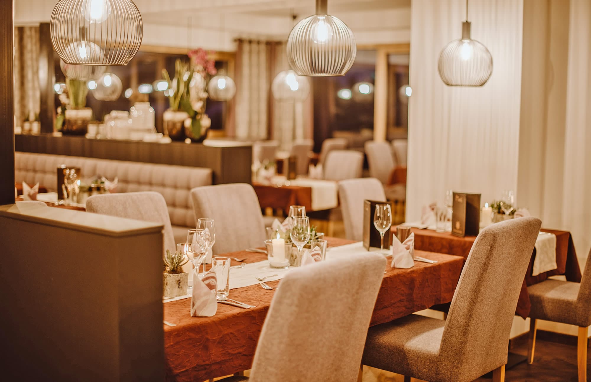 Gedeckte Tische im Restaurant im Hotel Sonnschupfer
