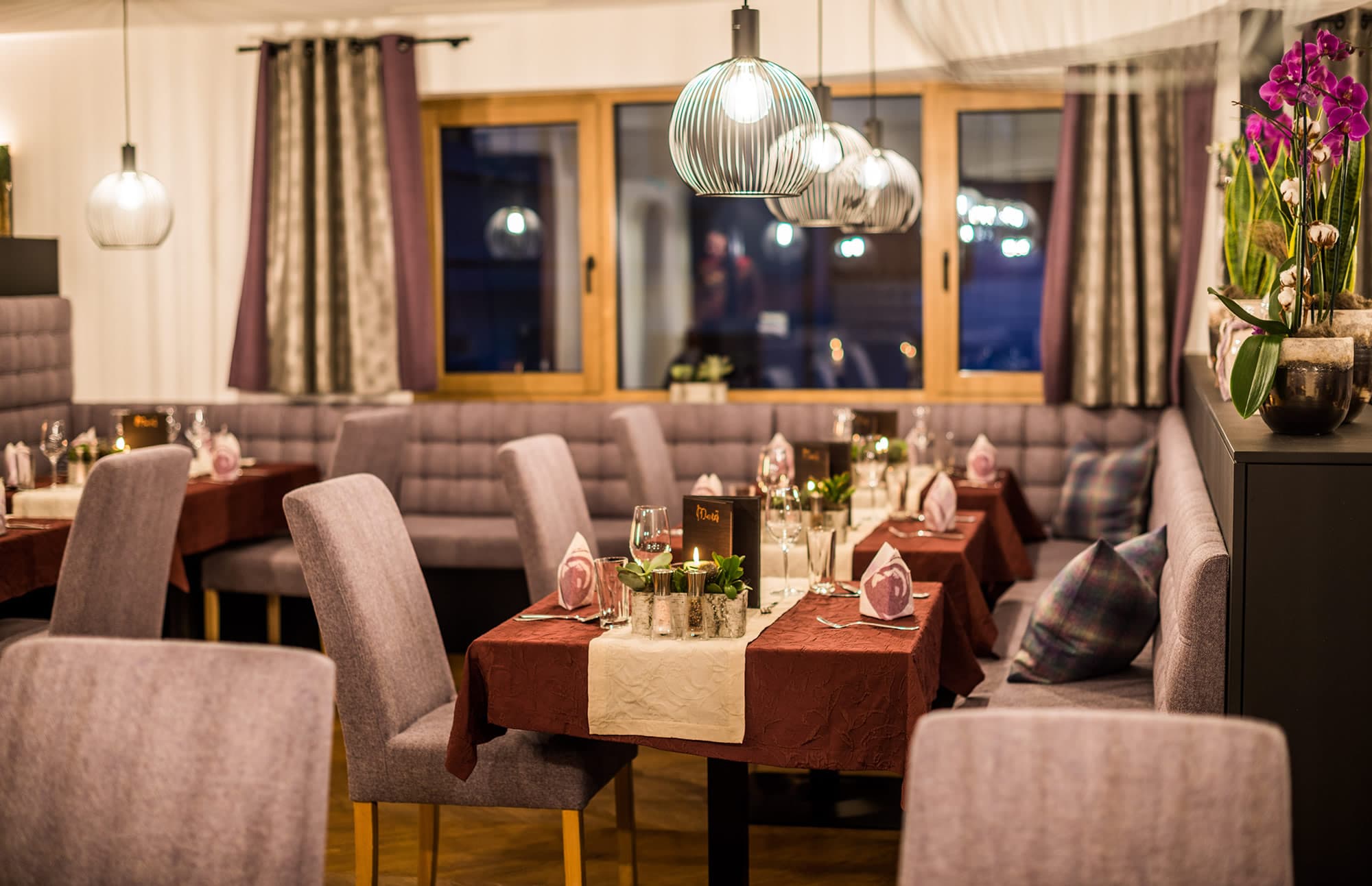 Gedeckte Tische im Restaurant im Hotel Sonnschupfer