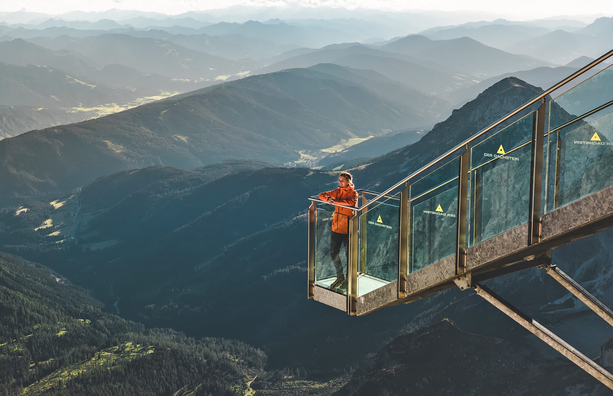 Treppe ins Nichts auf dem Dachstein Gletscher &copy; Schladming-Dachstein / Math&auml;us Gartner