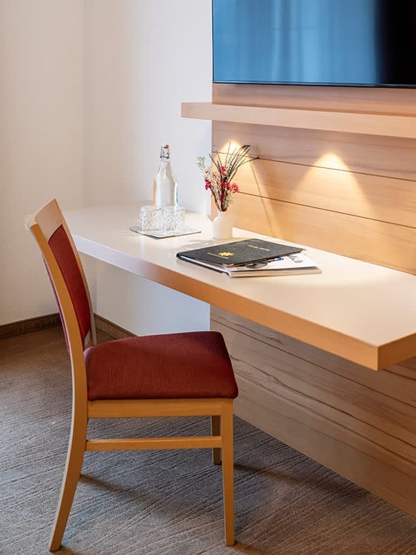 Familienzimmer mit Schreibtisch