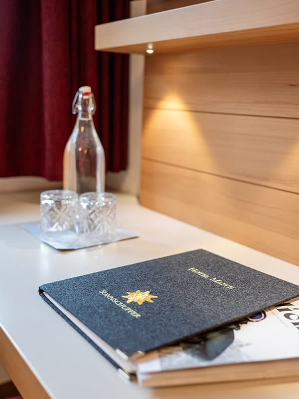 Hotel Mappe am Zimmer mit allen Urlaubsinformatinen von A bis Z im Hotel Sonnschupfer in Schladming