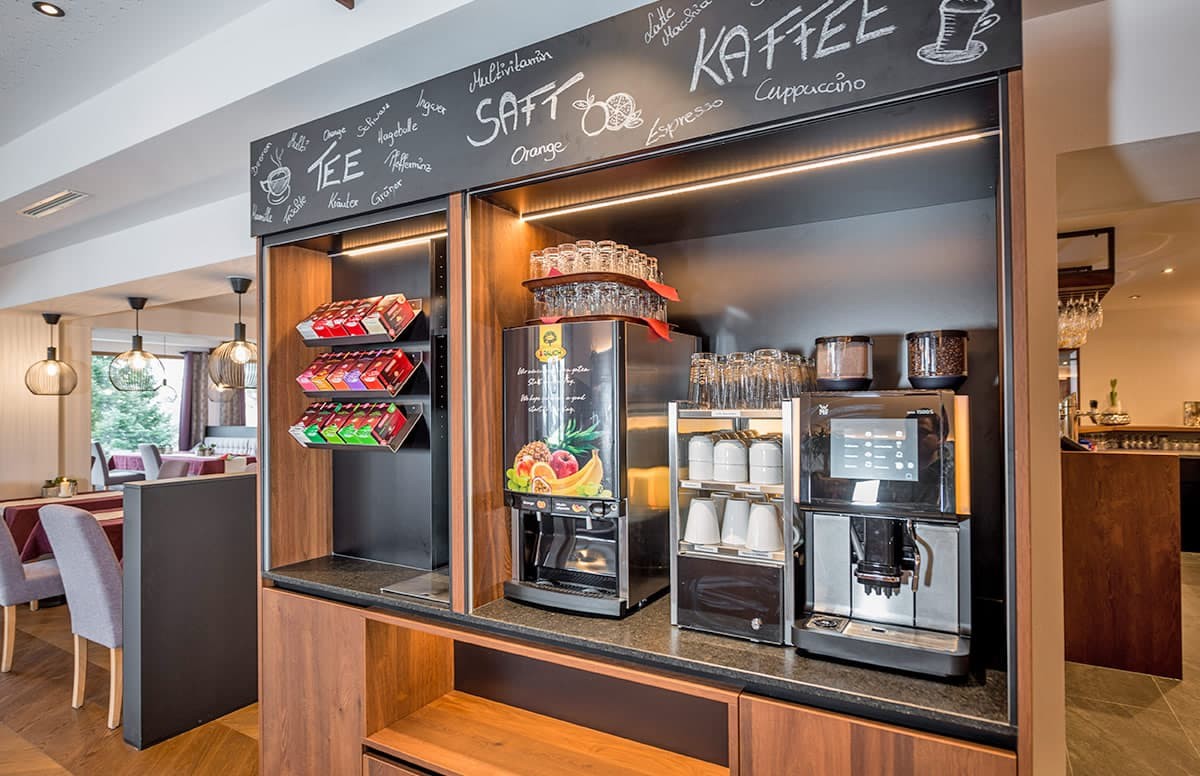 Gro&szlig;e Auswahl an Teespezialit&auml;ten, Saftbar und Kaffeemaschine f&uuml;r diverse Kaffeevariationen