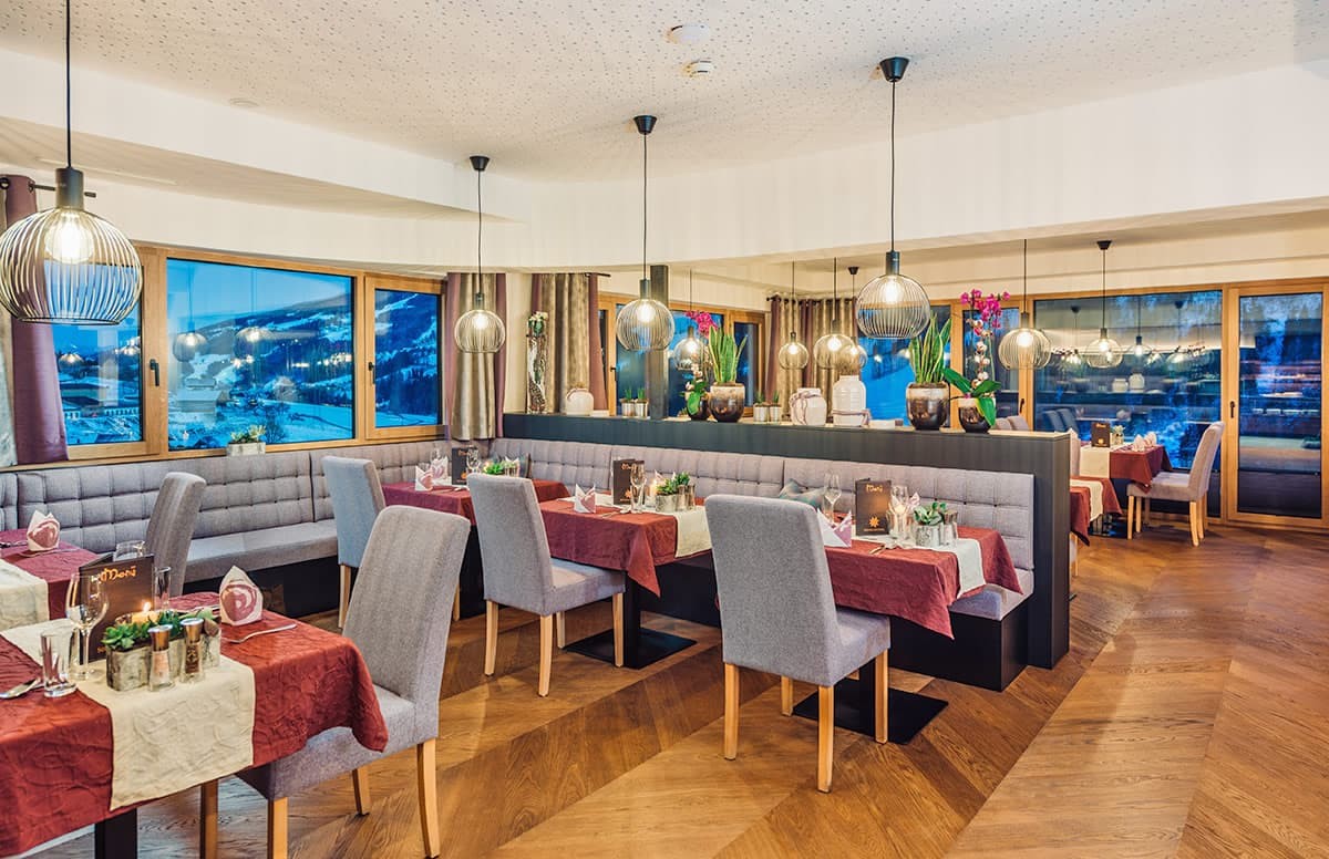 Gedeckte Tische im Restaurant