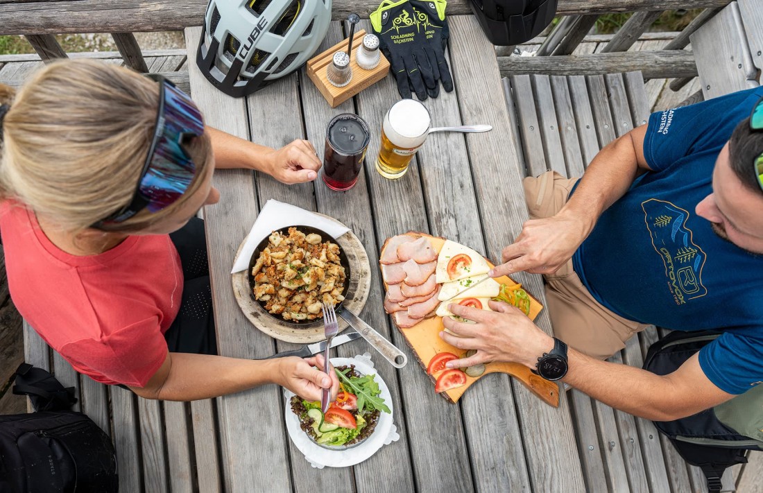 Rast auf einer Almh&uuml;tte mit einer deftigen Almjause bei einer Mountainbiketour in der Bikeregion Schladming-Dachstein &copy; Schladming-Dachstein / Lorenz Masser