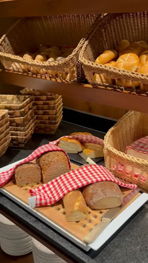 Frisches Brot und Geb&auml;ck beim Fr&uuml;hst&uuml;cksbuffet vom Hotel Sonnschupfer