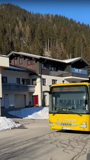 Mit dem Skibus vom Hotel zur Talstation der Bergbahn Planai