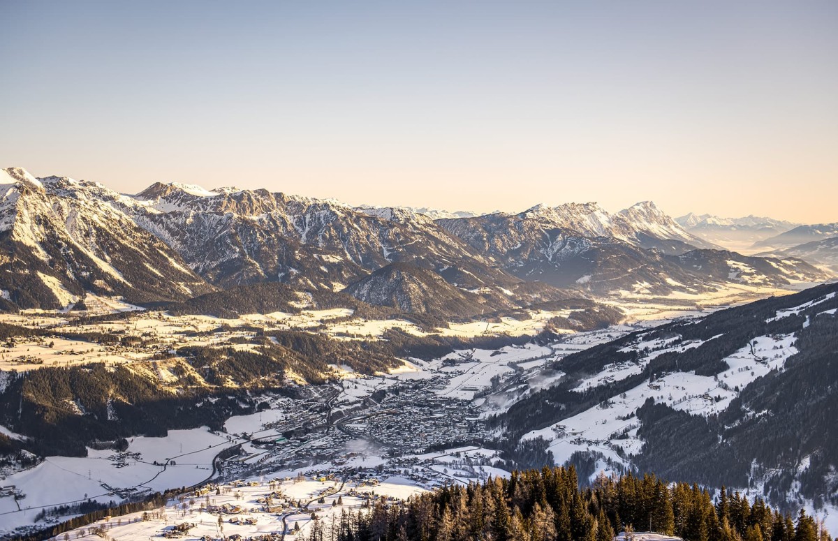 Blick &uuml;ber das Ennstal mit Schladming und Ramsau am Dachstein &copy; Schladming-Dachstein / Steiermark Tourismus | Peter Lugosi