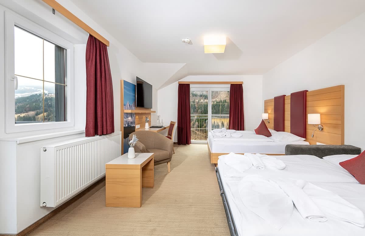 Modernes, ger&auml;umiges Familienzimmer mit Zusatzbetten